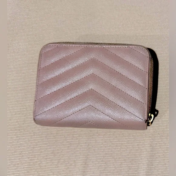 Yves Saint Laurent Preloved Pale pink Quilted bifold Leather Wallet - Picture 2 of 15
